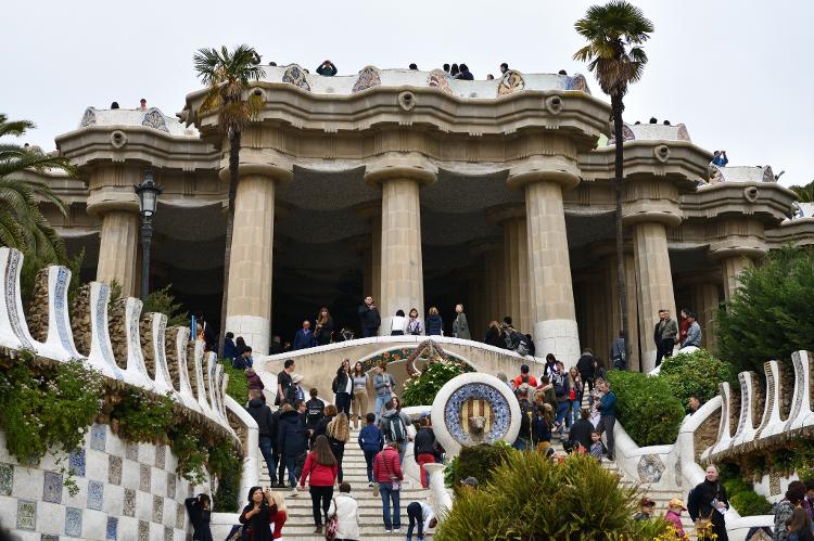 Parc Güell, em Barcelona, cheio de turistas