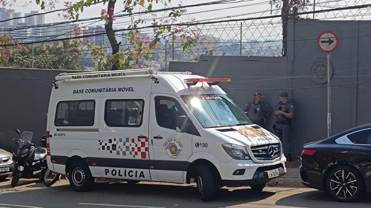 Policiamento na frente do Hospital Albert Einstein, em São Paulo