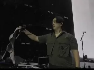 Fã joga sutiã no palco em show de Linkin Park e DJ tem reação inusitada