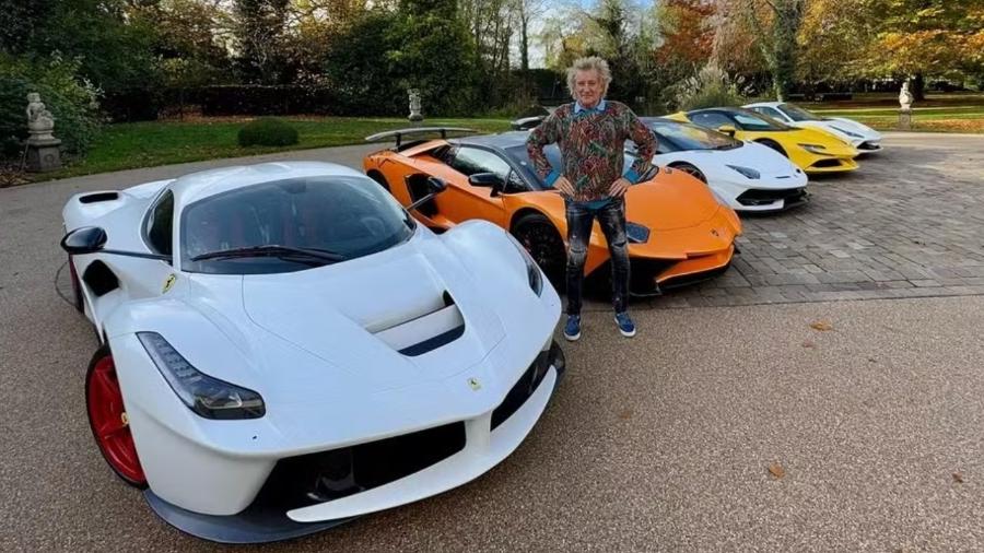 Rod Stewart posa com supercarros