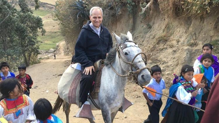 Além de encarar 12h de viagem na Tanzânia, Robert Prevost recorreu aos cavalos nas chuvas do El Niño no Peru, em 2023 Além de encarar 12h de viagem na Tanzânia, Robert Prevost recorreu aos cavalos nas chuvas do El Niño no Peru, em 2023