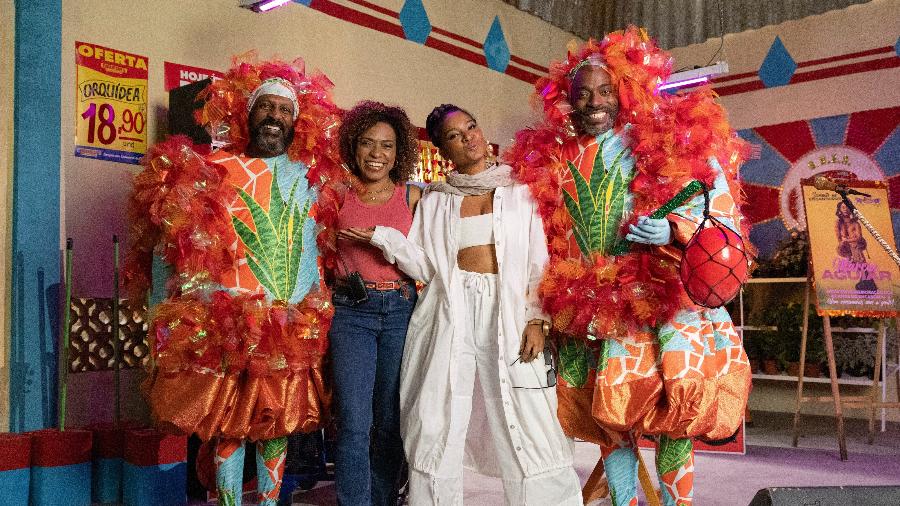 Eraldo (Luis Miranda), Olímpia (Vilma Melo), Marcia ( Larissa Luz) e Cuíca (Thiago Thomé) na série Encantado's Eraldo (Luis Miranda), Olímpia (Vilma Melo), Marcia ( Larissa Luz) e Cuíca (Thiago Thomé) na série Encantado's