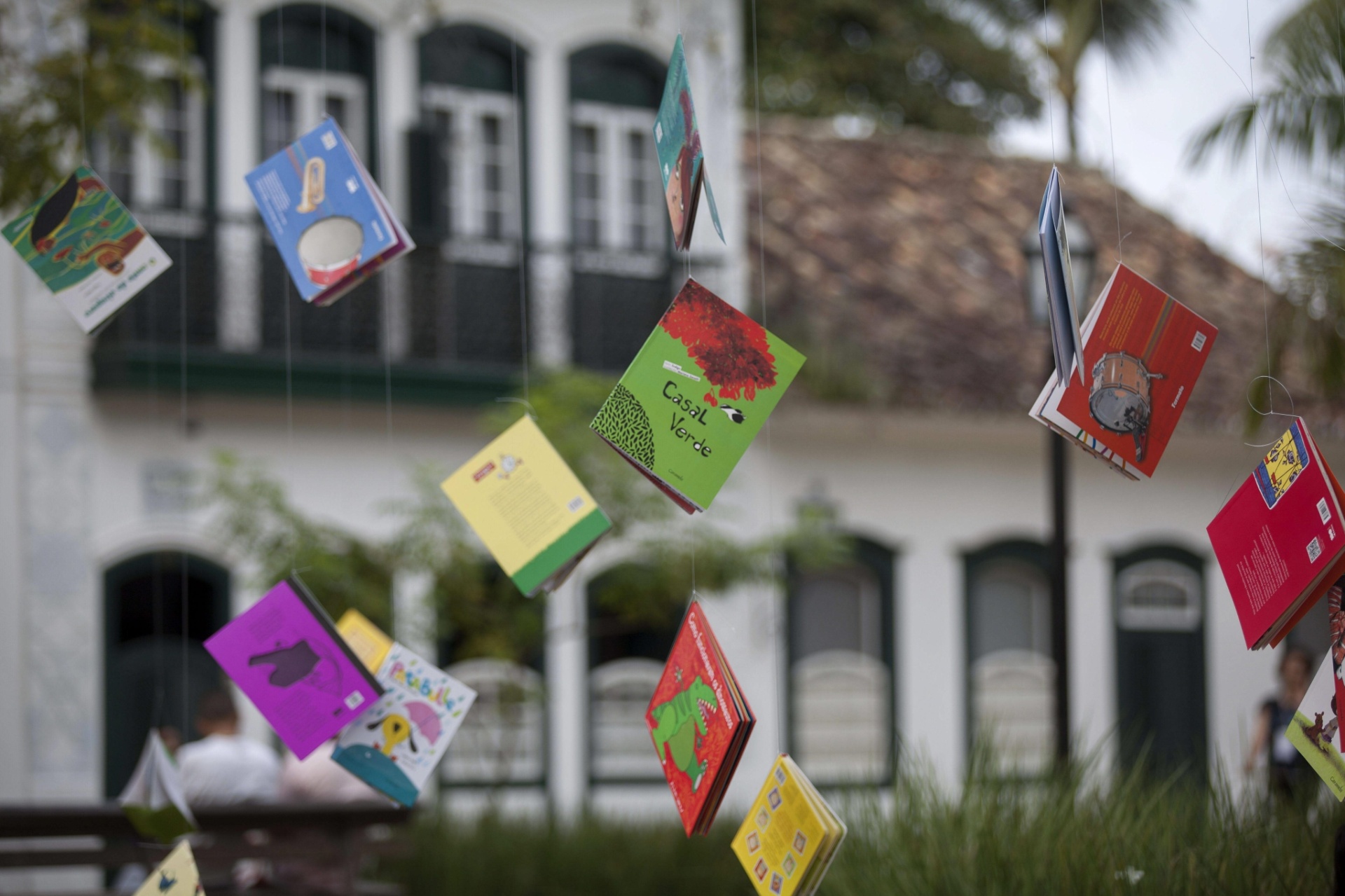 1.jul.2015 - Livros pendurados nas árvores da praça da Matriz para estimular a leitura de crianças durante a realização da 13ª edição da Flip, Festa Literária Internacional de Paraty. - Sebastião Moreira/EFE