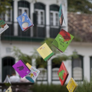 1.jul.2015 - Livros pendurados nas árvores da praça da Matriz para estimular a leitura de crianças durante a realização da 13ª edição da Flip, Festa Literária Internacional de Paraty. - Sebastião Moreira/EFE