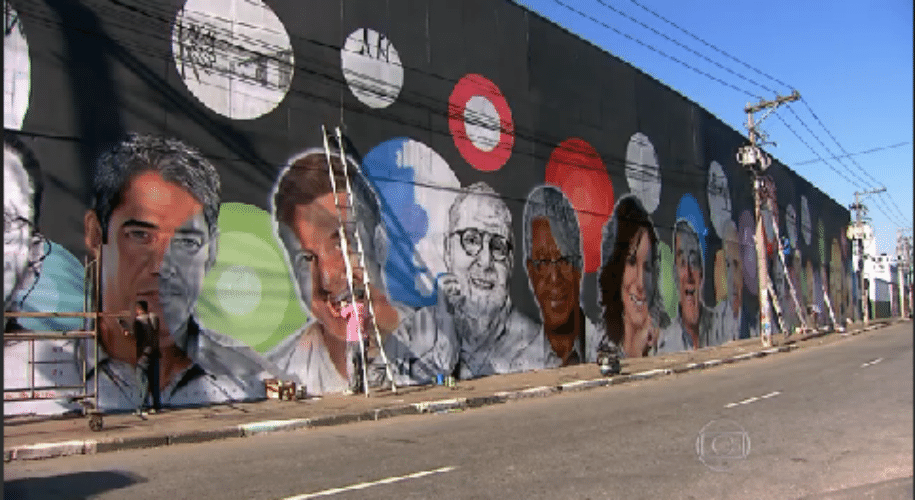 13.ago.2015 - Cinco grafiteiros trabalham na pintura de jornalistas e artistas da Globo em um muro da Marginal Tietê, na Barra Funda, bairro localizado na zona Oeste de São Paulo, próximo à sede da Record, a sua principal concorrente na TV aberta. O trabalho é uma homenagem dos profissionais aos 50 anos da emissora, completados em abril.