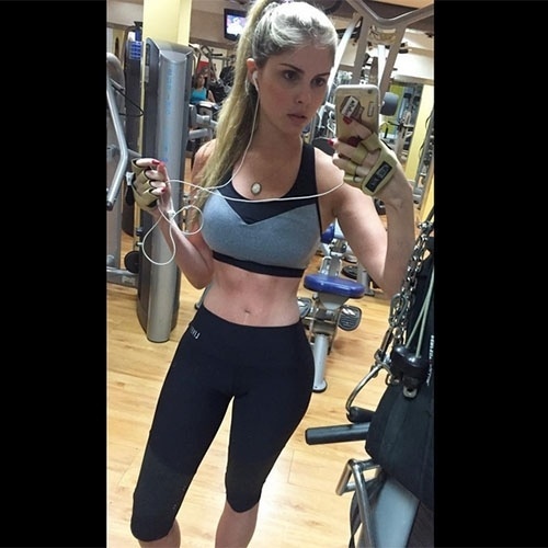 25.ago.2015 - Bárbara Evans postou no Instagram uma foto na academia exibindo sua cintura fina. A atriz arrancou elogios de seus seguidores.