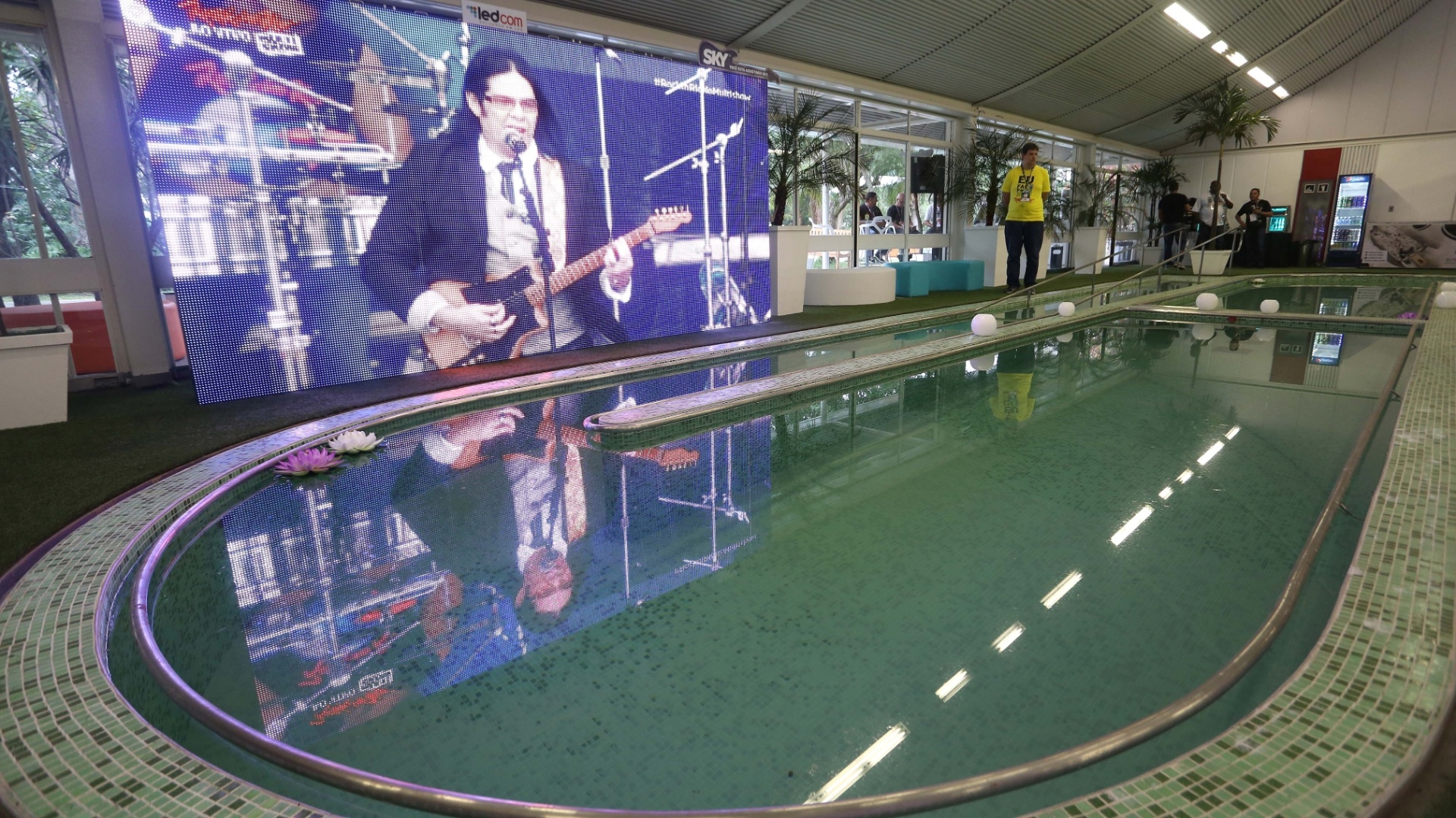As piscinas eram usadas para a fisioterapia e reabilitação de pacientes do hospital, mas foram decoradas para receber os artistas, com velas e flores-de-lótus. - Marco Teixeira/UOL