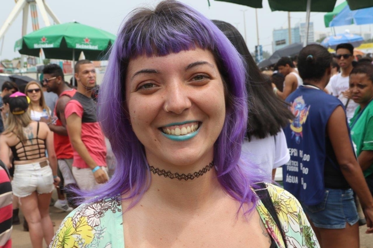 26.set.2015 - Fãs esperam abertura dos portões da Cidade do Rock, onde acontece o sexto dia de shows do festival Rock in Rio 2015. A entrada é liberada as 14h. - Zulmair Rocha/UOL