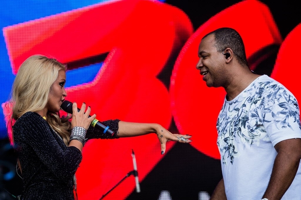 27.set.2015 - A cantora portuguesa Aurea chamou o rapper Boss AC para fazer colaboração no palco Sunset, durante o último dia do Rock in Rio 2015. - Eduardo Anizelli/Folhapress