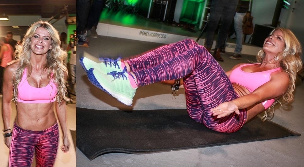 28.set.2015- Aos 38, Karina Bacchi faz abdominais e mostra barriga definida em evento de São Paulo - Raphael Castello/AgNews