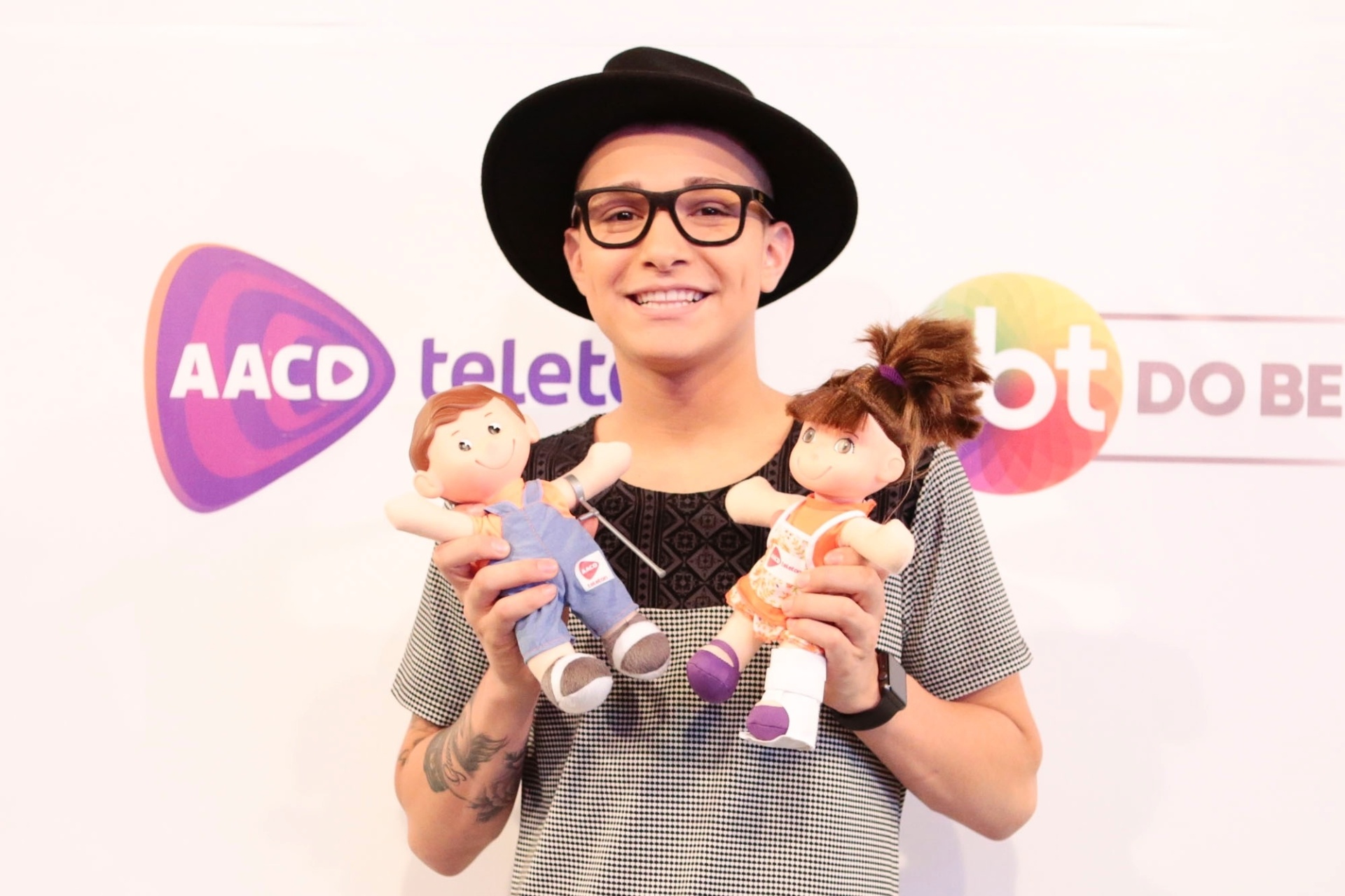 24.out.2015 - MC Gui também esteve no SBT para ajudar arrecadar fundos para AACD com o programa Teleton - Rafael Cusato/Photo Rio News