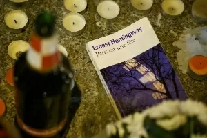 Cercada de velas, cópia de "Paris É uma Festa" é deixada em bar alvo de atentados - Reprodução/Twitter/Pierre Tremblay
