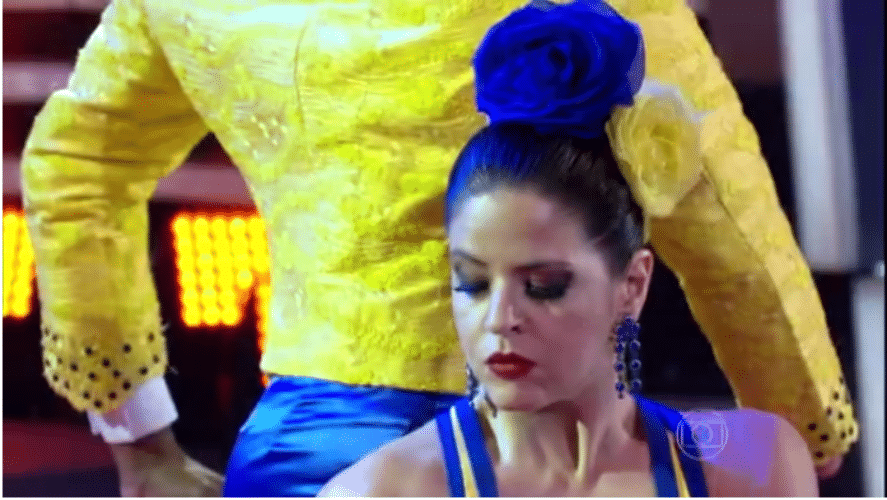 29.nov.2015 - Caracterizados e acompanhados por bailarinos profissionais, homens e mulheres dançaram o pasodoble, ritmo inspirado nas touradas espanholas. Surgiu no século 16, mas se popularizou mesmo somente a partir da década de 1920 - Reprodução/TV Globo