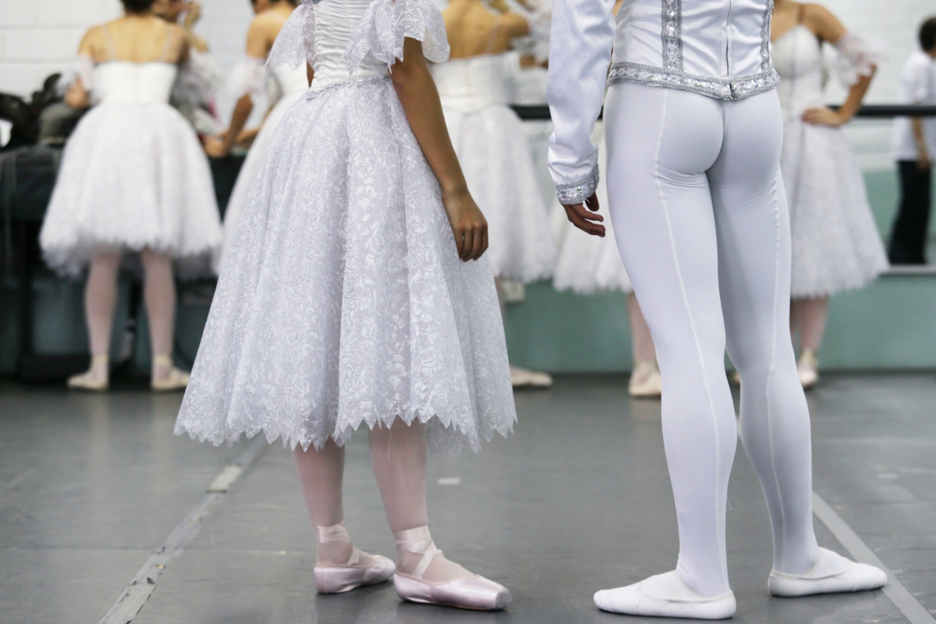 3.dez.2015 - A Companhia de Dança Cisne Negro ensaia para a temporada 2015 de "O Quebra-Nozes", em sua sede, no bairro da Vila Madalena, zona oeste de São Paulo. Esta será a 32ª edição do espetáculo tradicional de Natal. - Flavio Florido/UOL