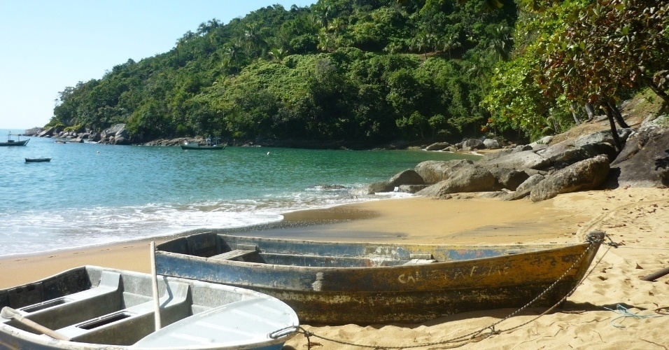 Em Ilhabela, a Praia da Fome é calma e boa para quem gosta de mergulhar