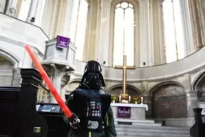 20.dez.2015 - Fiel usa máscara de Darth Vader na igreja protestante de Sião, na bairro de Mitte, em Berlim - AFP / TOBIAS SCHWARZ