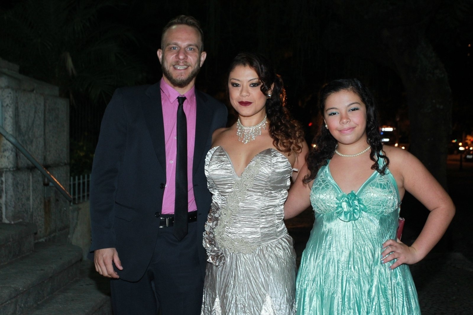 02.abr.2016 - O casal recebeu na igreja diversos artistas e amigos. A festa será para 350 convidados no Copacabana Palace - Marcello Sá Barretto e Anderson Borde/AgNews