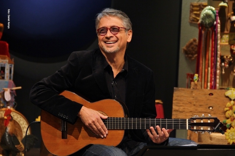 A Caixa Cultural Curitiba (rua Conselheiro Laurindo, 280, centro) apresenta, no dia 12 de abril, às 20h, o primeiro show da nova temporada do projeto Série Solo Música. O cantor, compositor e violonista Zé Renato vem a Curitiba para uma retrospectiva de sua carreira no ano em que completa 60 anos de idade. Os ingressos custam R$ 20 (inteira) e R$ 10 (meia-entrada). Mais informações pelo telefone (41) 2118-5111 - Divulgação/Daniel Kersys