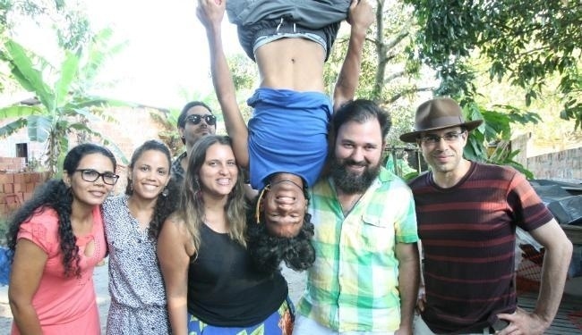 A equipe do documentário "Jonas e o Circo Sem Lona" filmado na periferia de Salvador, na Bahia - Divulgação