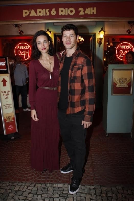 31.mai.2016 - Acompanhado de Débora Nascimento, José Loreto comparece ao Paris 6 para celebrar a estreia de "Haja Coração" - Marcos Ferrira e Thyago Andrade /Brazilnews