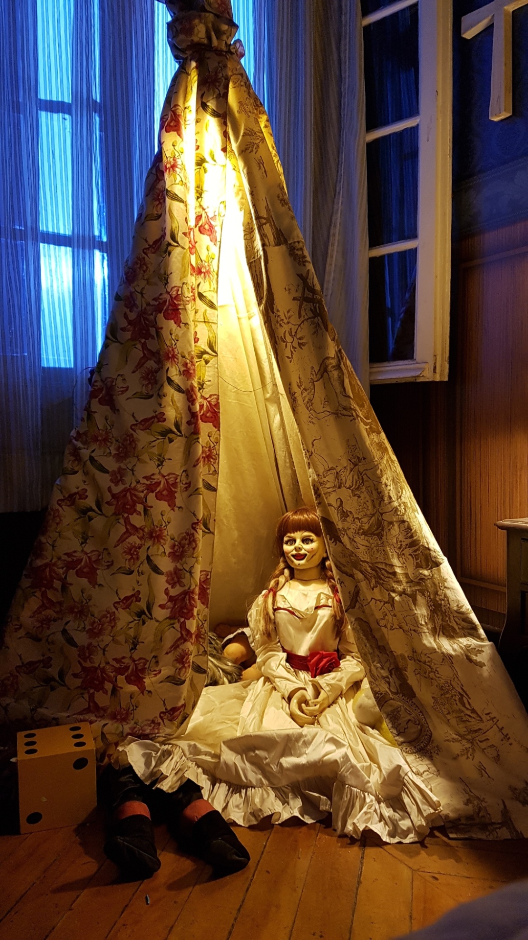 A boneca Annabelle, do filme "Invocação do Mal 2", em câmera escondida do "Programa Silvio Santos", que irá ao ar no próximo domingo (5) no SBT - Divulgação/SBT