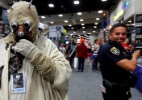 Policial se esquiva de Tusken Raider na Comic-Con 2016; veja mais cosplayers - Reuters