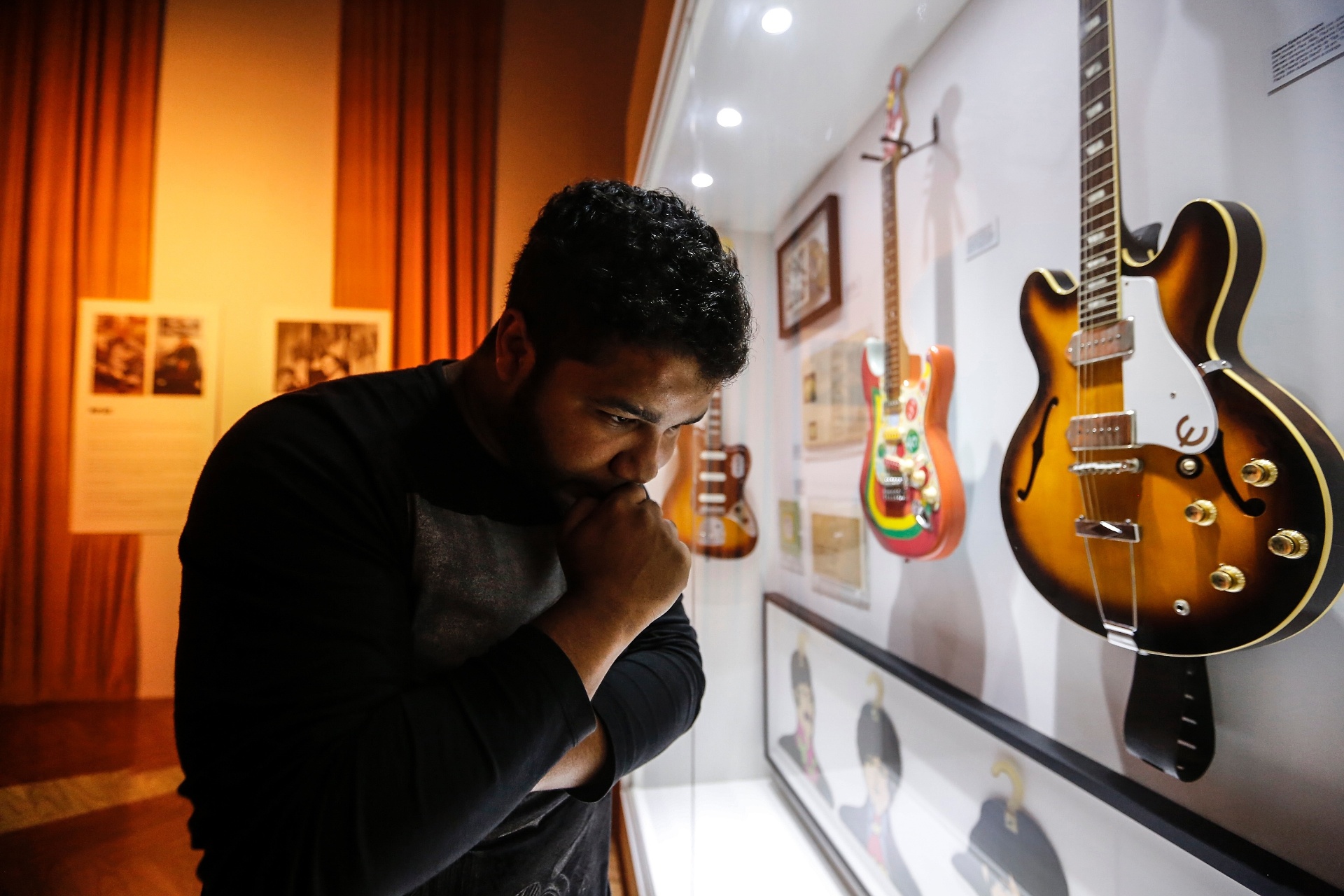 6.set.2016 - Fã de Beatles, André Luis Silva faz selfie durante visita na exposição "Beatleamania Experience" em cartaz em São Paulo - Lucas Lima/UOL