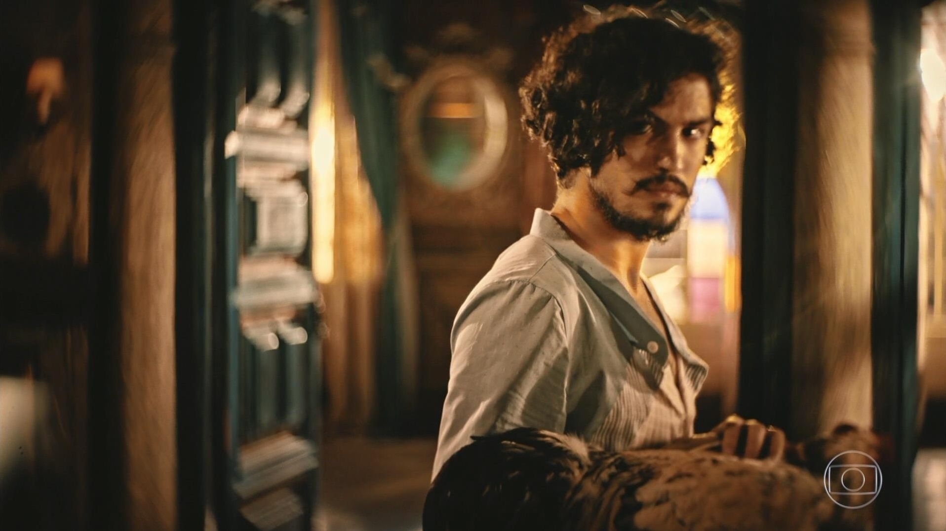 Afrânio entrega a Miguel a galinha símbolo da família de Sá Ribeiro como prova de reconciliação - Reprodução/TV Globo