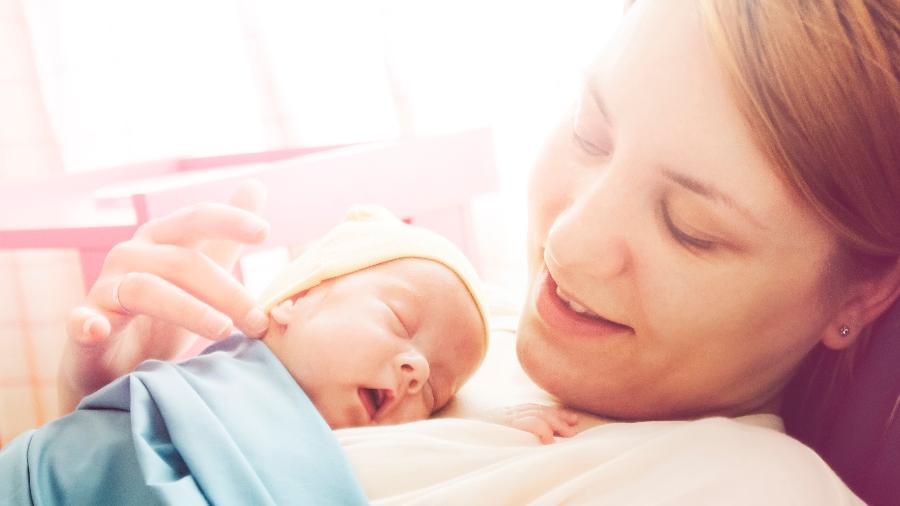 Contato prolongado entre a pele da mãe e do bebê é considerado método eficaz para recuperação de prematuros - Getty Images