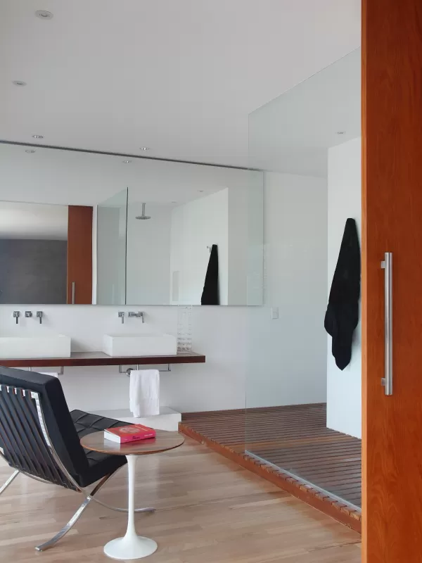 Sala de banho com Parede com ripas de madeira e banheira escura