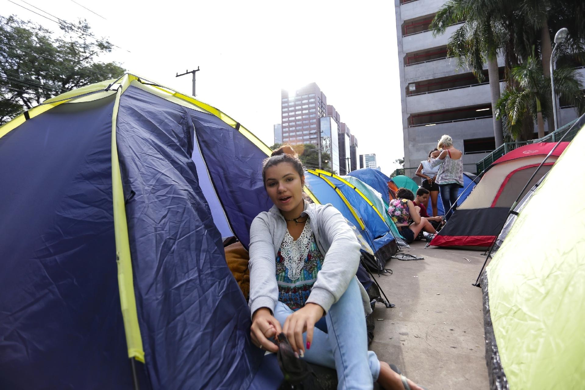 Fãs acampam em frente ao Allianz Parque, em São Paulo, onde Justin Bieber se apresenta nos dias 1 e 2 de abril - NEWTON MENEZES/FUTURA PRESS/ESTADÃO CONTEÚDO