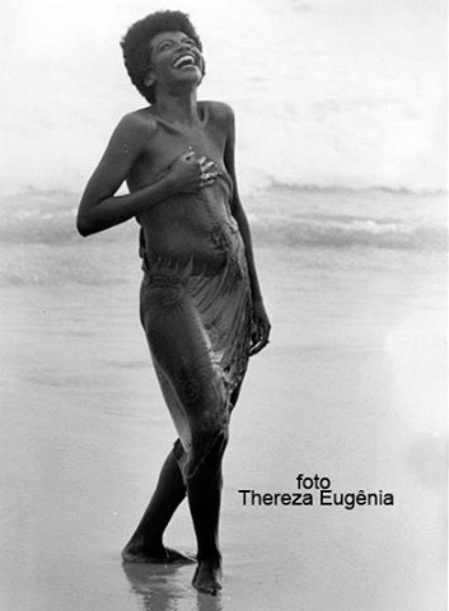Zezé Motta foi fotografada na praia de topless por Thereza Eugênia em 1976 por ocasião de um espetáculo no Teatro Ipanema - Thereza Eugênia/Divulgação