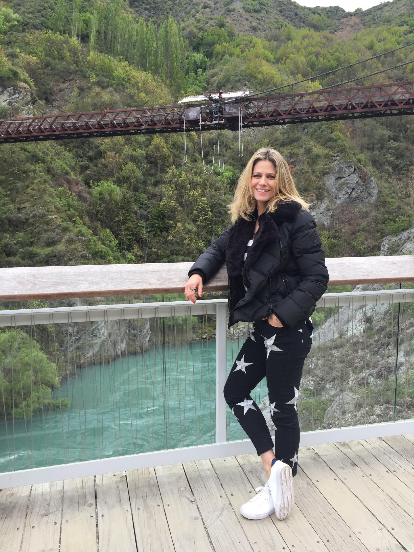 A apresentadora em Queenstown, lugar que pulou de bungee jumping duas vezes seguidas - Divulgação / Tomaz Viola