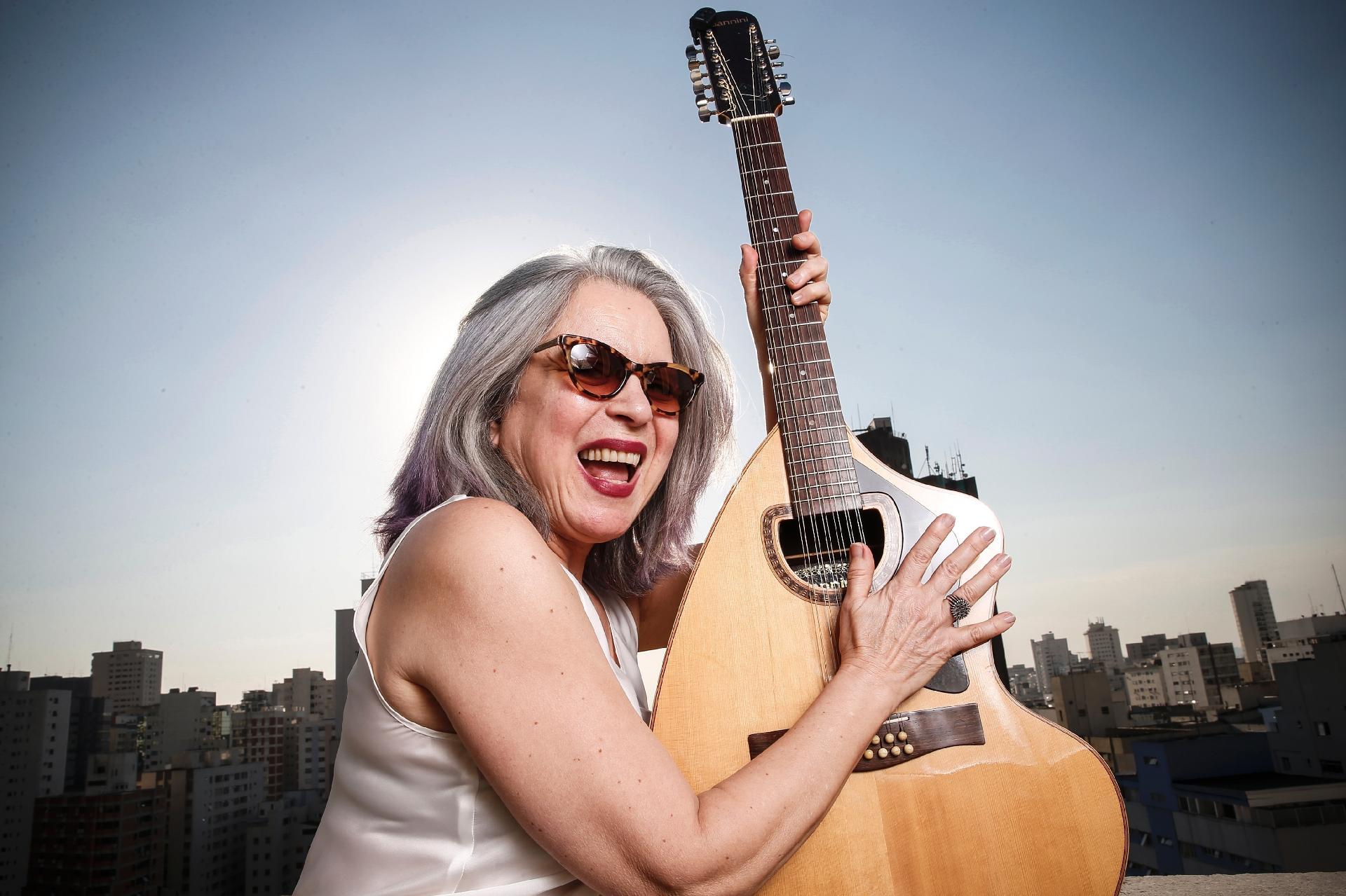 Tetê Espíndola posa para fotos no alto de um prédio no centro de São Paulo para divulgar seu novo álbum "Outro Lugar", o 18º da carreira - Lucas Lima/UOL