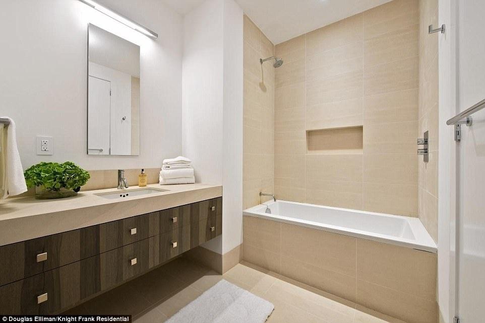 Um dos seis banheiros da casa - Douglas Elliman/ Knight Frank Residential