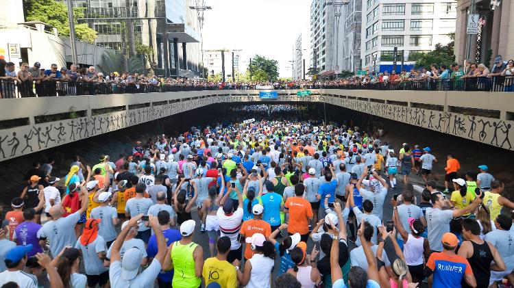 31.dez.2016 - Milhares de corredores passam pela Av. Paulista em São Paulo durante 92ª edição da corrida internacional de São Silvestre - Levi Bianco/Brazil Photo Press - Levi Bianco/Brazil Photo Press