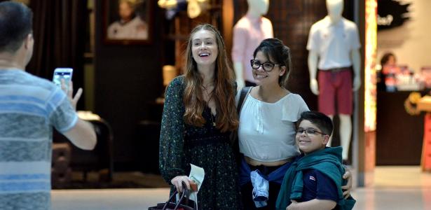 Marina Ruy Barbosa posa com fãs - AgNews - AgNews