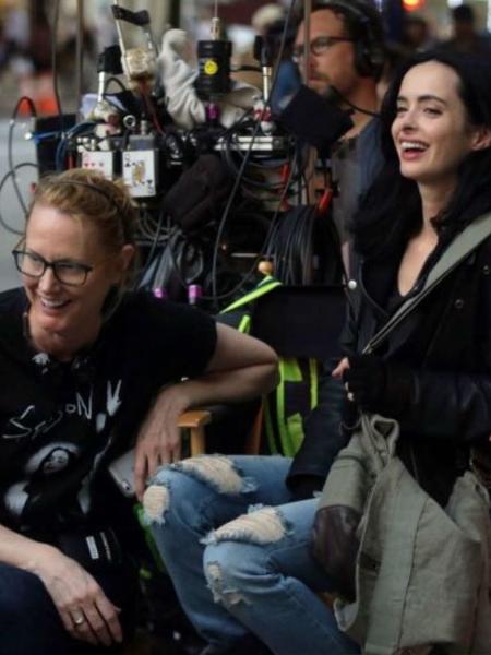 Krysten Ritter (direita), a protagonista de "Jessica Jones", posa com a criadora da série, Melissa Roseberg - Reprodução/Instagram/therealkrystenritter - Reprodução/Instagram/therealkrystenritter