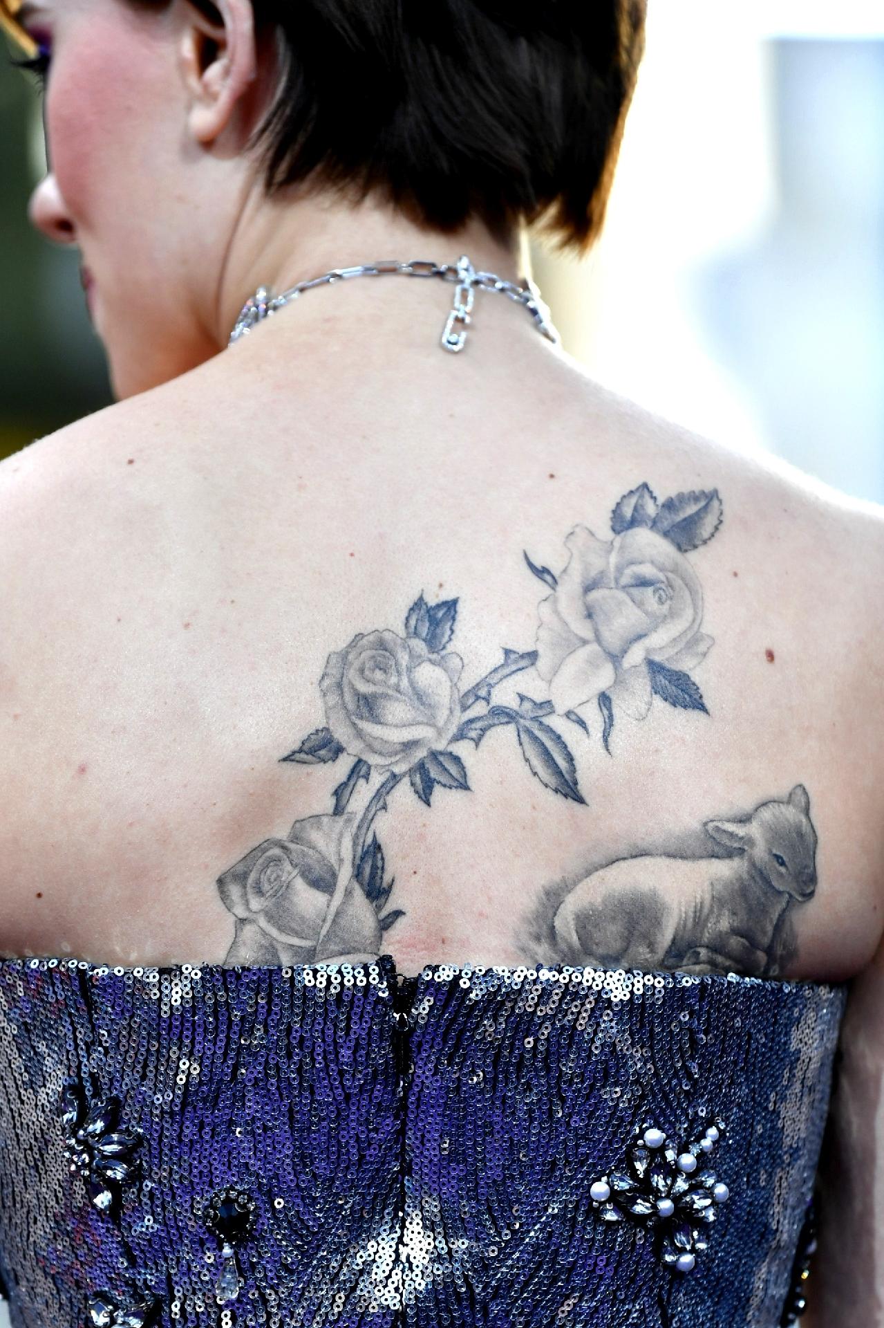 Scarlett Johansson, a Viúva Negra de "Vingadores" mostra tatuagens nas costas durante a estreia de "Guerra Infinita" - Emma McIntyre/Getty Images)