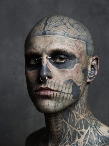 O modelo Rick Genest, mais conhecido como Zombie Boy, foi revelado no clipe de "Born This Way", de Lady Gaga - Reprodução