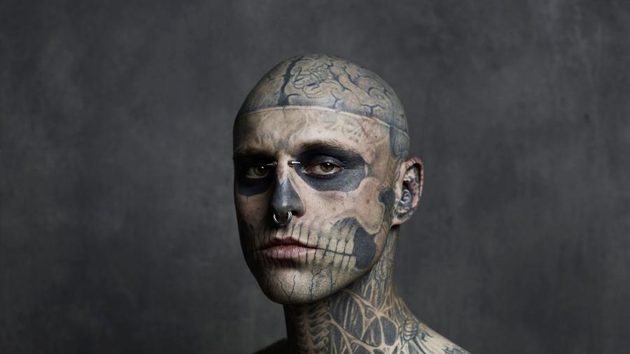 O modelo Rick Genest, mais conhecido como Zombie Boy, foi revelado no clipe de "Born This Way", de Lady Gaga - Reprodução