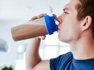 Estou treinando pesado e quero mais resultados: preciso tomar whey?