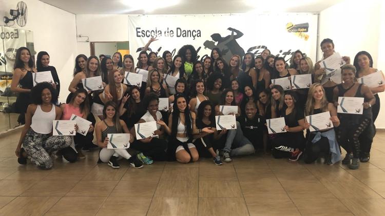Rafinha Viscardi com as alunas de seu primeiro workshop de dança - Reprodução/Instagram/rafinhaviscardi - Reprodução/Instagram/rafinhaviscardi