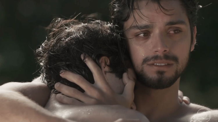 Ernesto conforta Luccino em "Orgulho e Paixão" - Reprodução/Globo - Reprodução/Globo