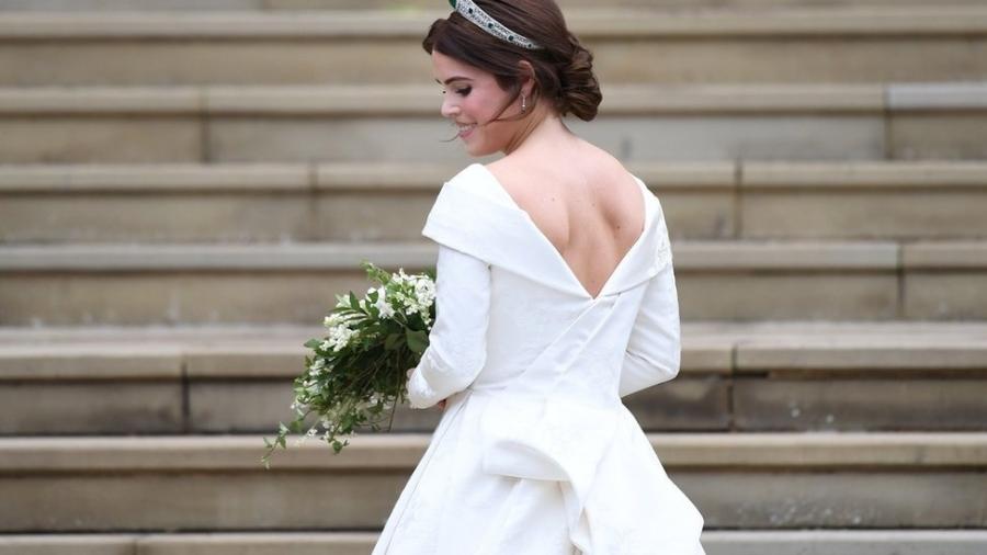 Princesa Eugenie de York chega para a cerimônia de casamento, no Castelo de Windsor, com as costas à mostra - EPA
