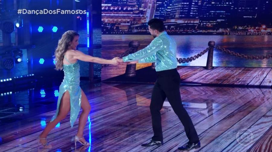 Mariana Ferrão e o professor Ricardo levantaram o juri e plateia com uma coreografia sensual - Reprodução/TV Globo