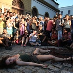 A encenação faz parte da obra "A voz do Ralo é a Voz de Deus"  , uma crítica à tortura durante a ditadura militar que fez parte da exposição "Literatura exposta" na Casa França-Brasil, centro do Rio. - Julio Cesar Guimaraes/UOL