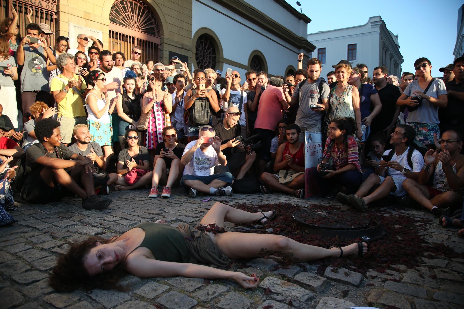 A encenação faz parte da obra "A voz do Ralo é a Voz de Deus"  , uma crítica à tortura durante a ditadura militar que fez parte da exposição "Literatura exposta" na Casa França-Brasil, centro do Rio. - Julio Cesar Guimaraes/UOL