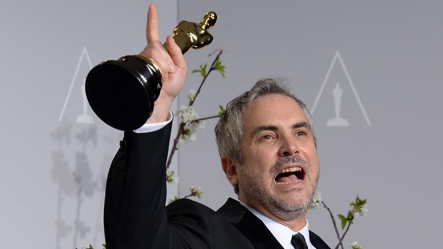 Alfonso Cuarón com o Oscar de melhor direção por "Gravidade" - Joe KLAMAR / AFP