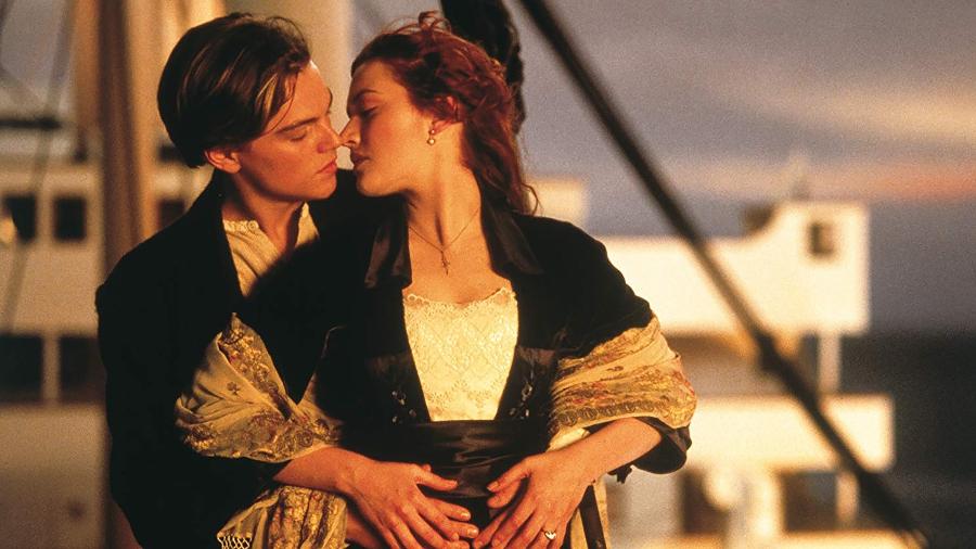 Leonardo DiCaprio e Kate Winslet em cena clássica de "Titanic" - Divulgação